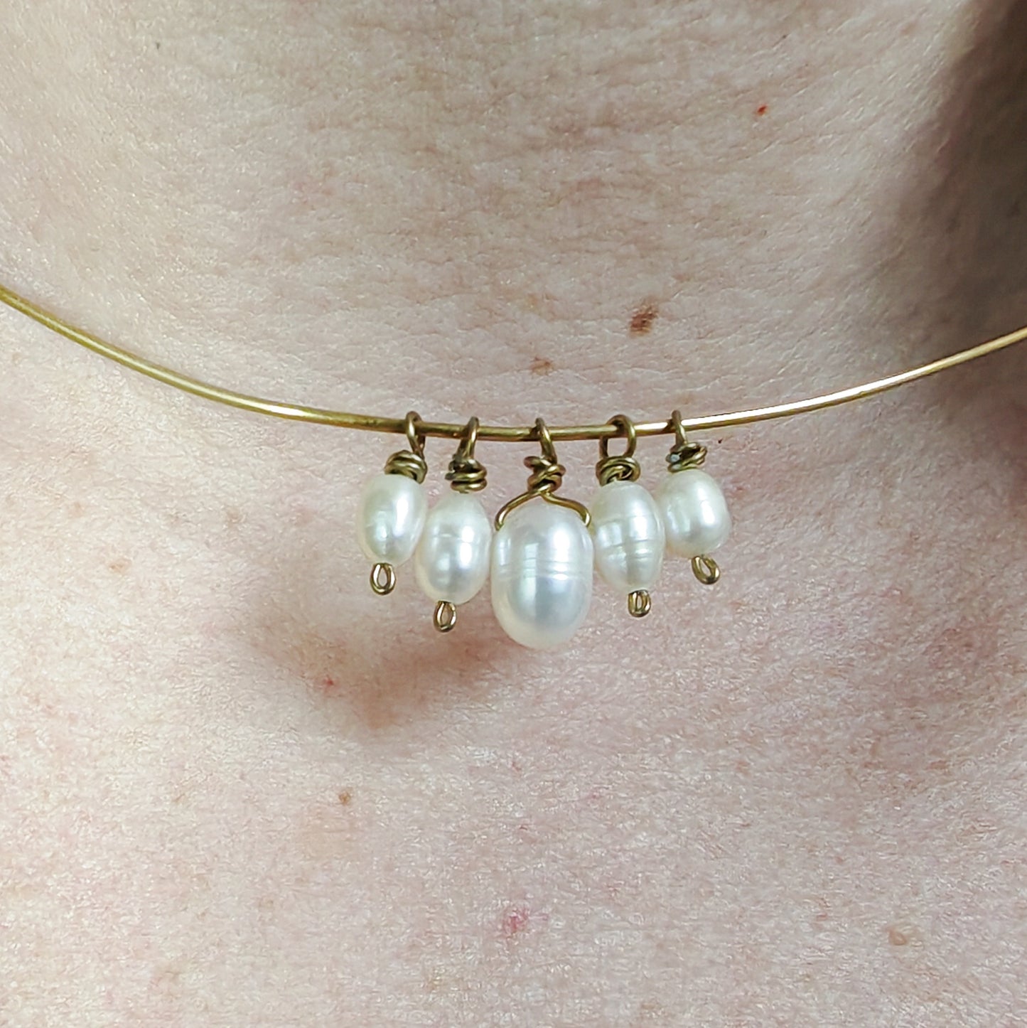 PRÉCIEUSE - collier jonc - 5 breloques en perles d'eau douce