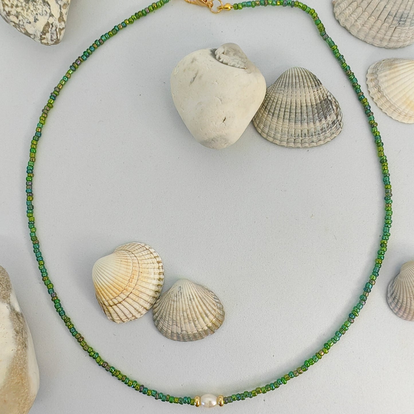 ENVOUTANTE - collier ras de cou - rocailles vertes