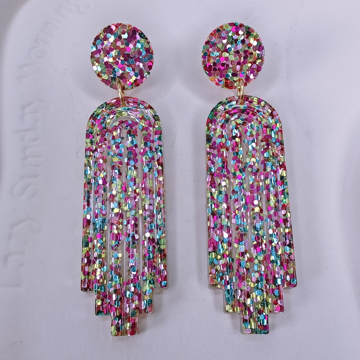 AUDACIEUSE - boucles d'oreilles - résine et paillettes multicolores