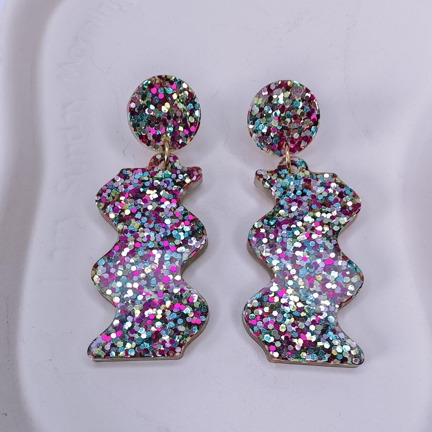 AUDACIEUSE - boucles d'oreilles - résine et paillettes multicolores