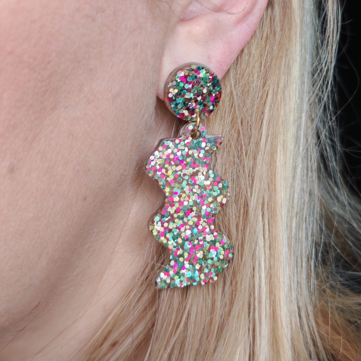AUDACIEUSE - boucles d'oreilles - résine et paillettes multicolores