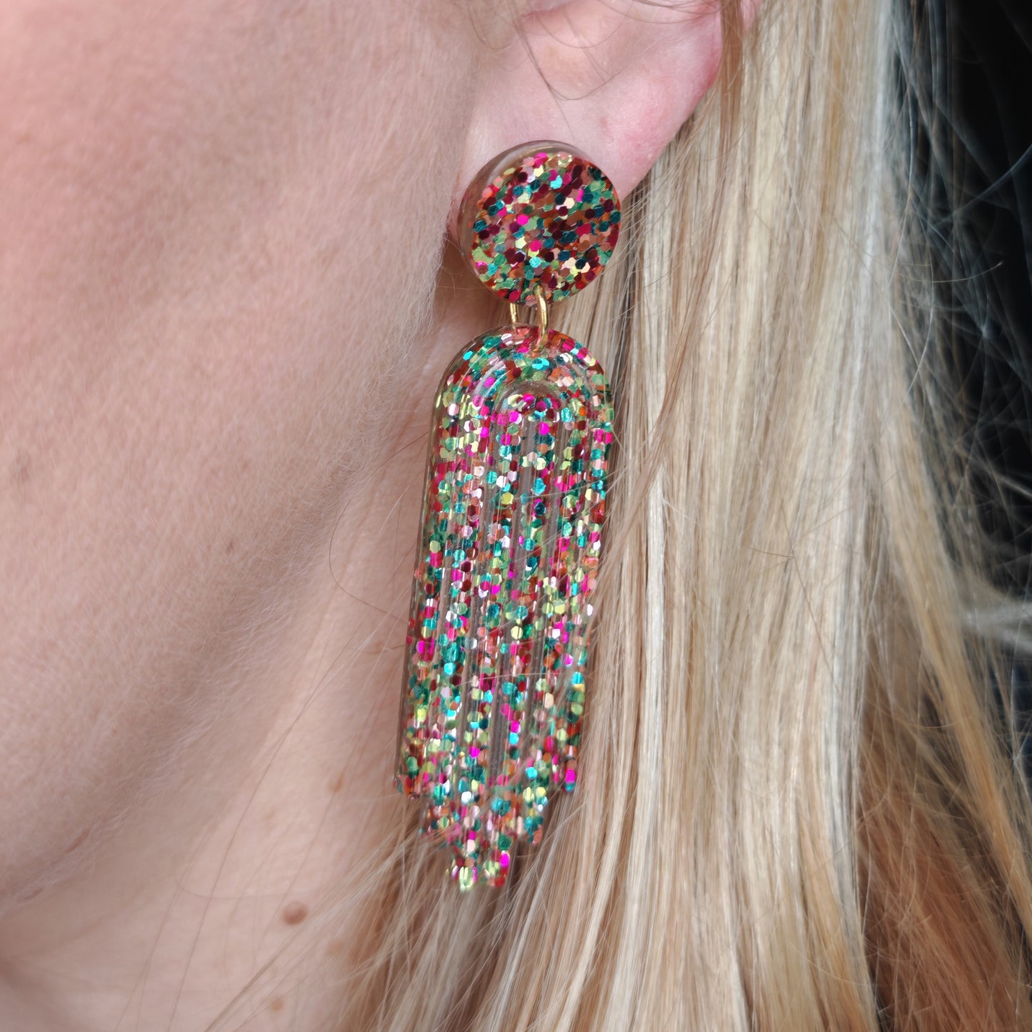 AUDACIEUSE - boucles d'oreilles - résine et paillettes multicolores