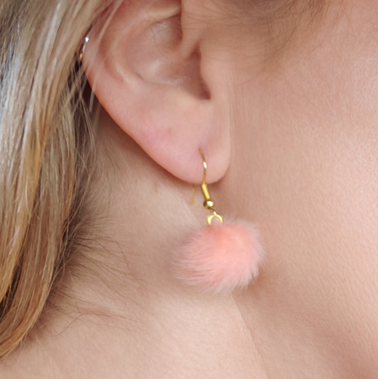 boucles d'oreilles petits pompons poilus portées