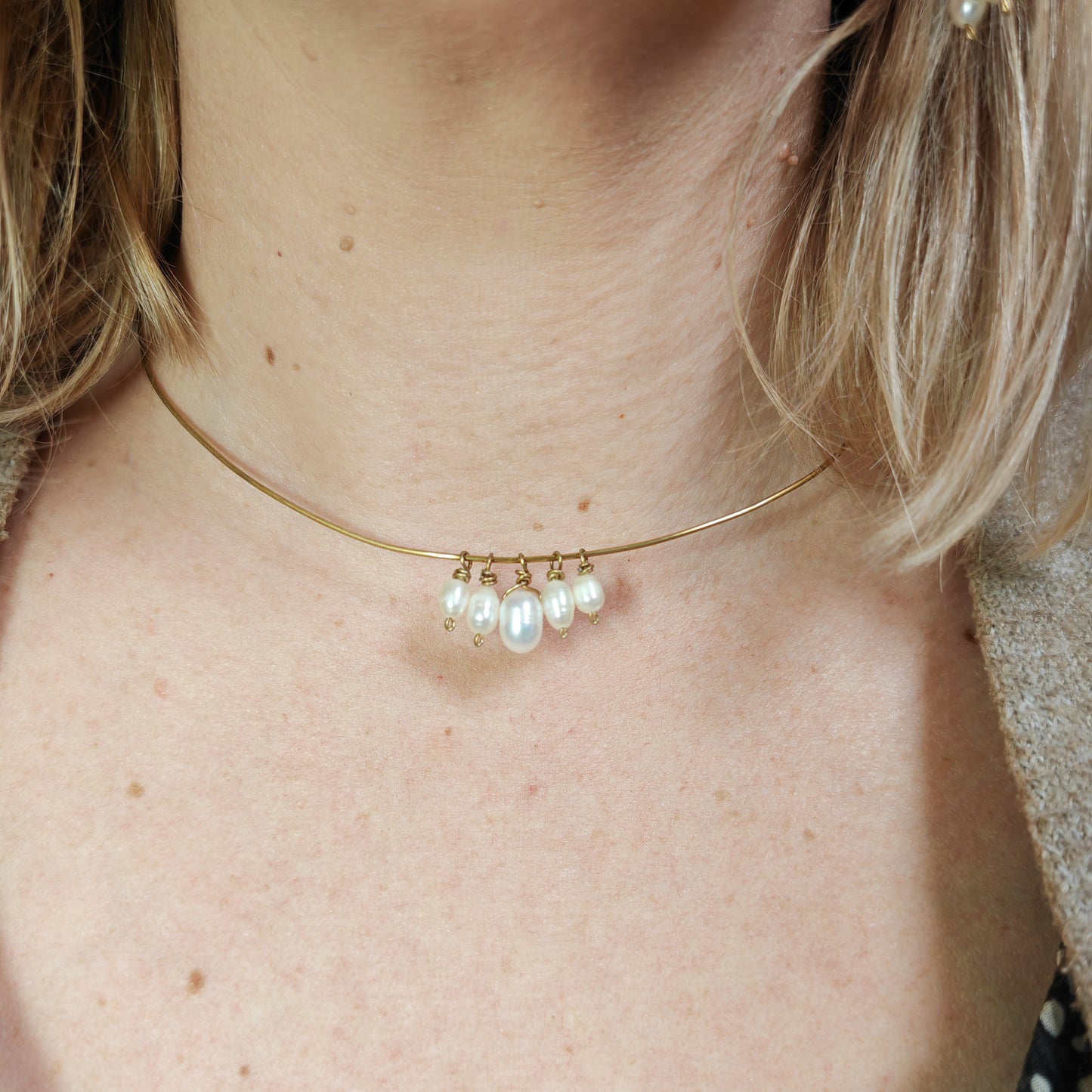 PRÉCIEUSE - collier jonc - 5 breloques en perles d'eau douce