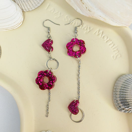 PÉTILLANTE - boucles d'oreilles asymetrique - cœur et fleur fuchsia