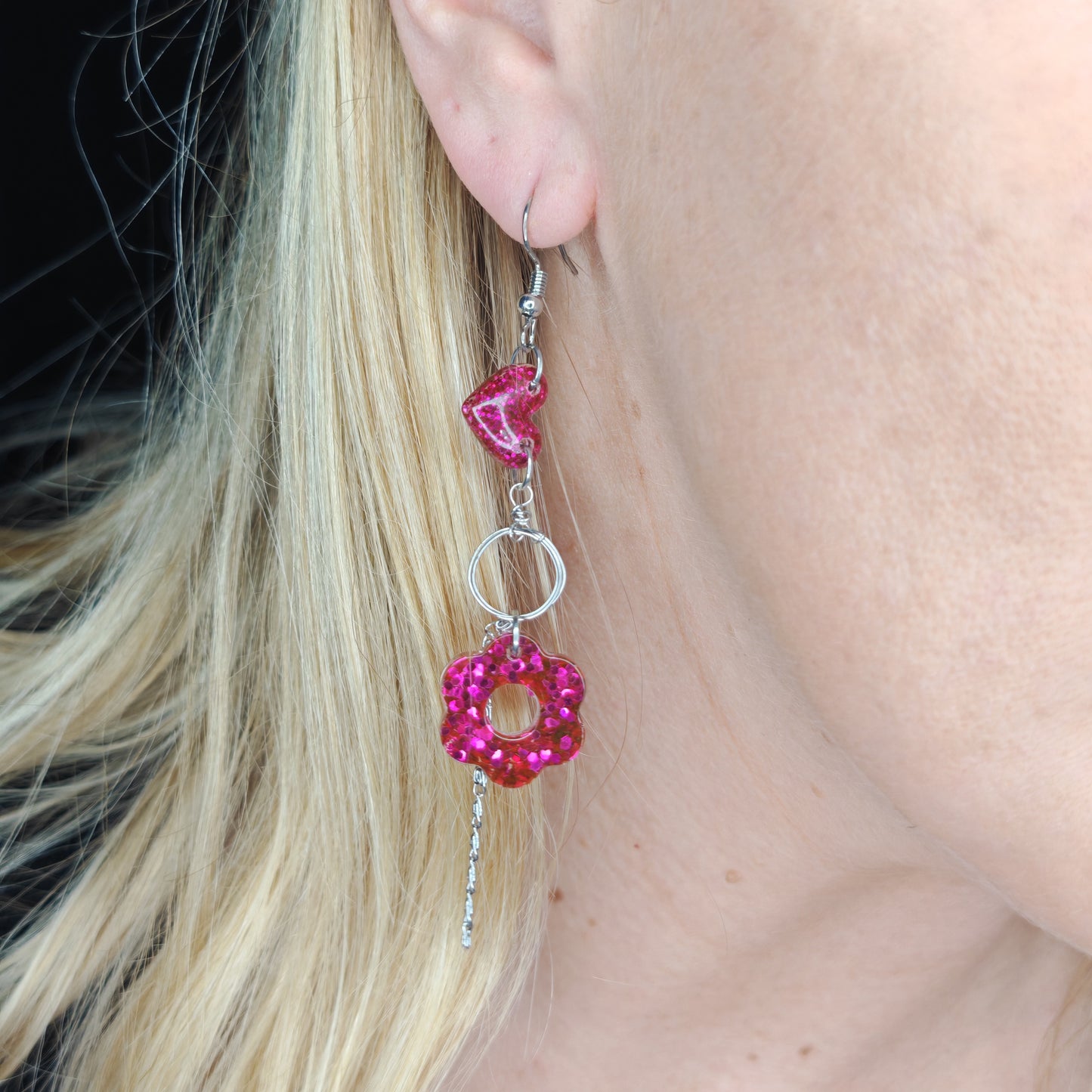PÉTILLANTE - boucles d'oreilles asymetrique - cœur et fleur fuchsia