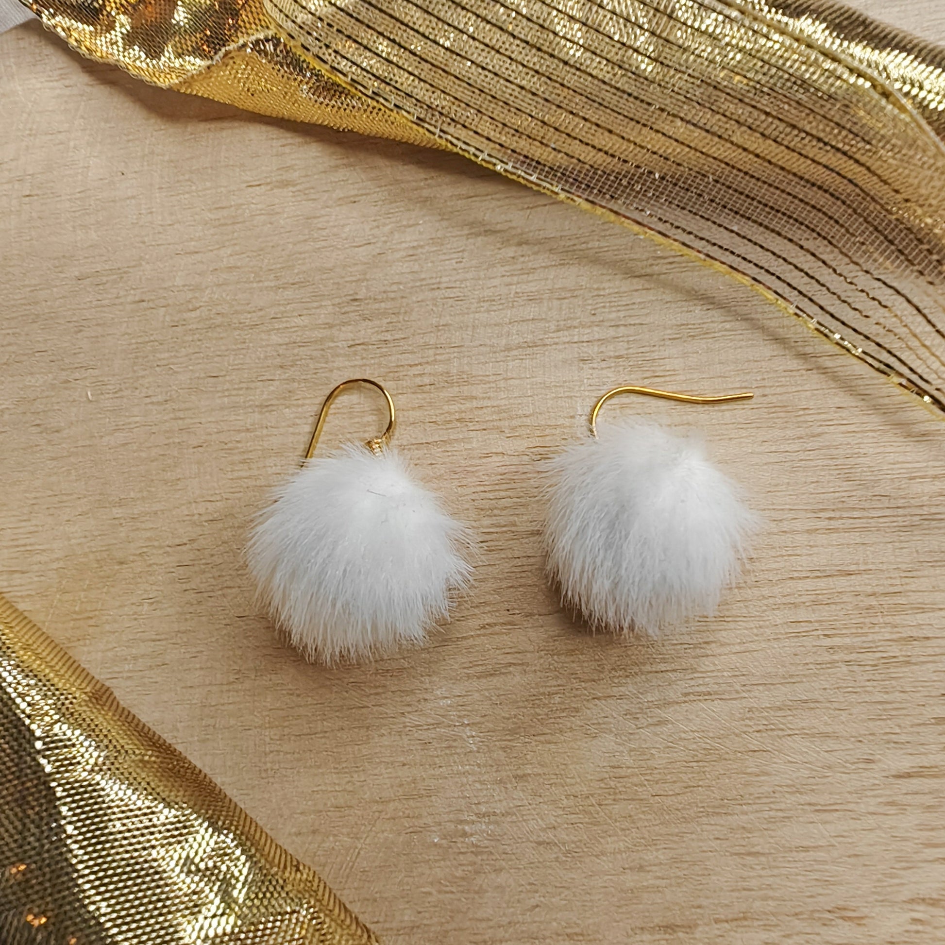 boucles d'oreilles petits pompons poilus blanc