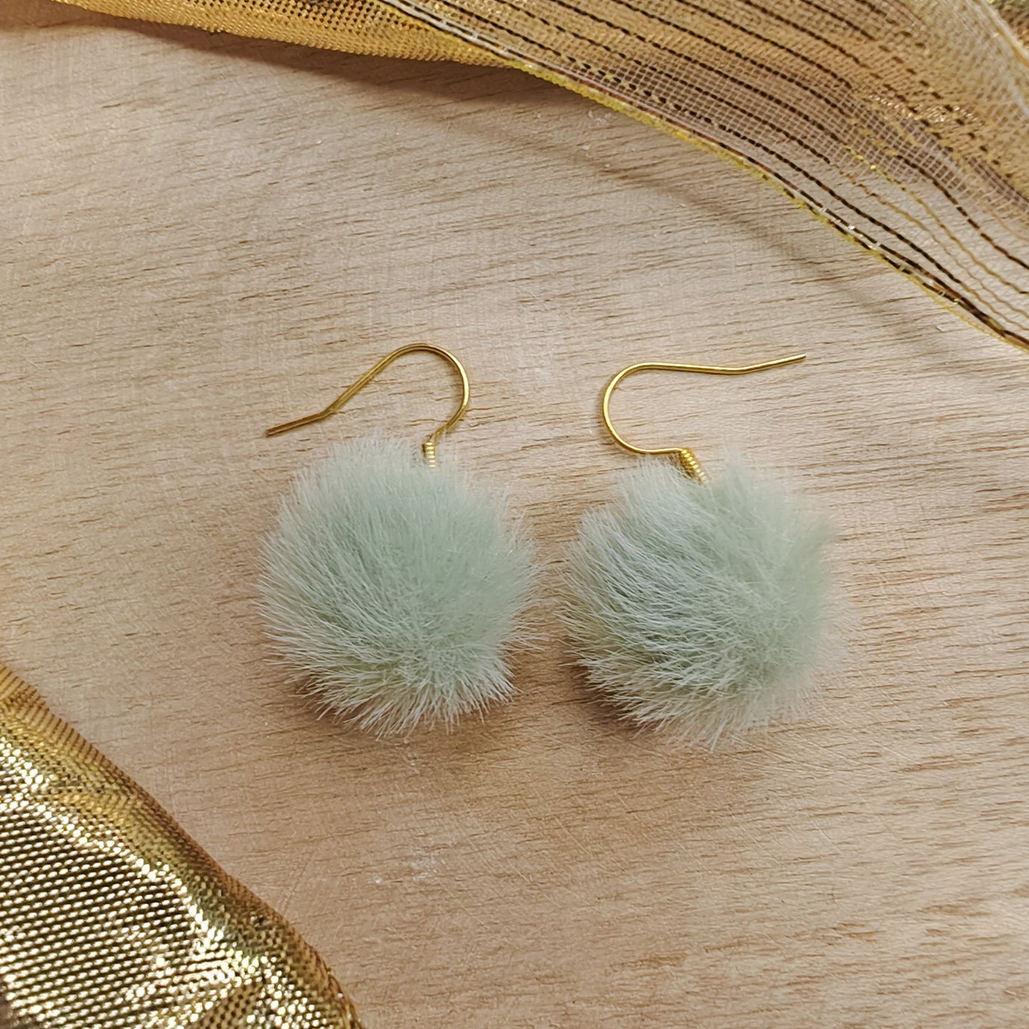 boucles d'oreilles petits pompons poilus bleu gris