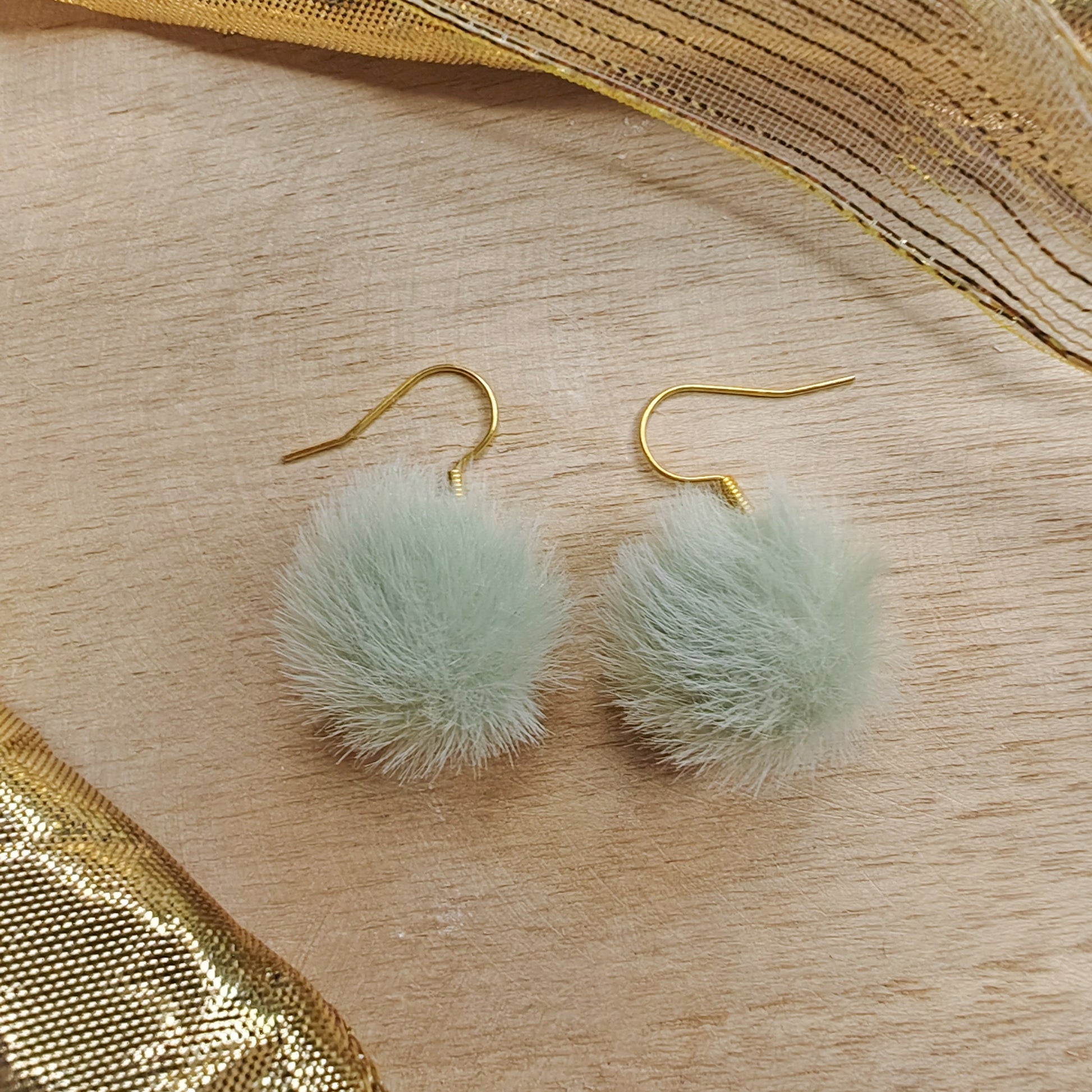 boucles d'oreilles petits pompons poilus bleu gris