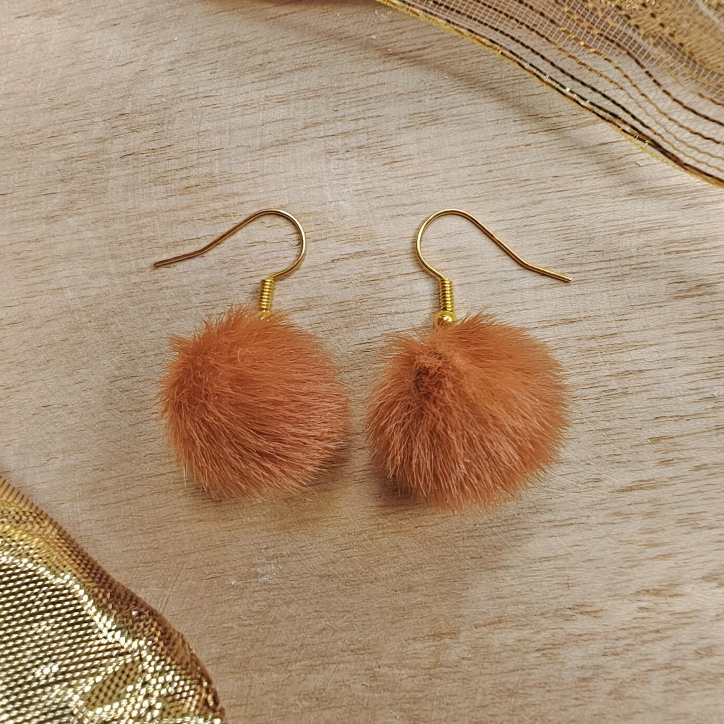 boucles d'oreilles petits pompons poilus caramel