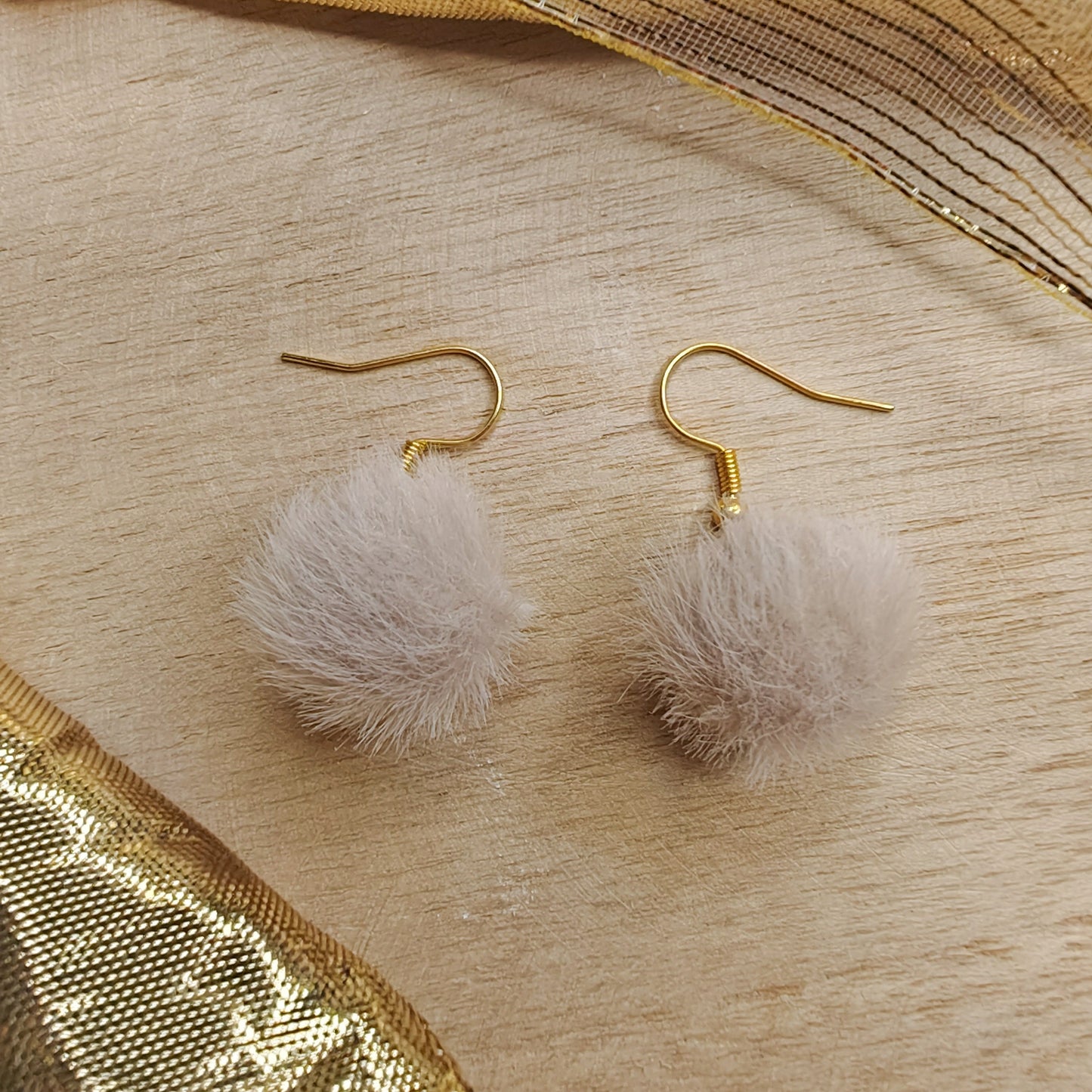 boucles d'oreilles petits pompons poilus marron beige