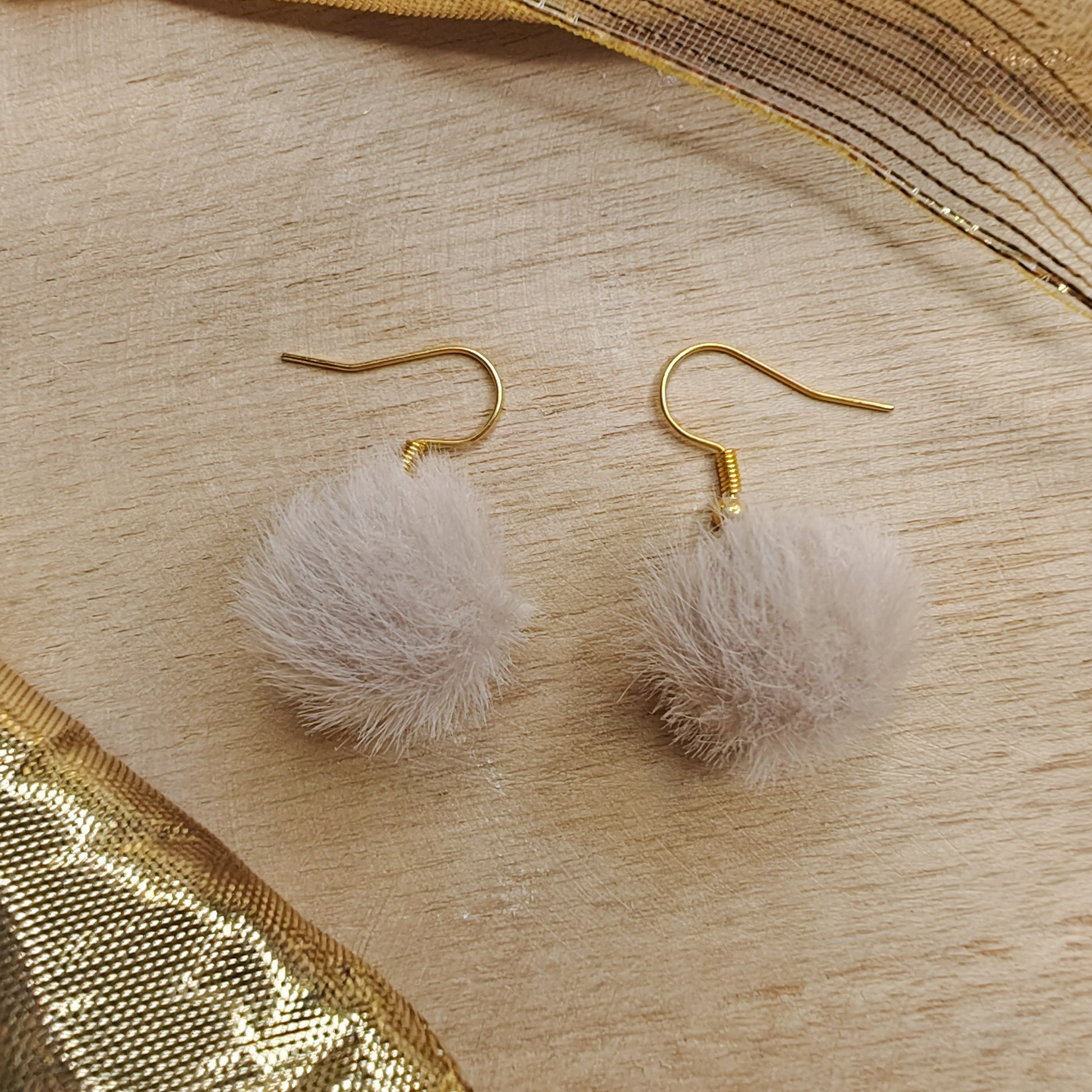 boucles d'oreilles petits pompons poilus marron beige