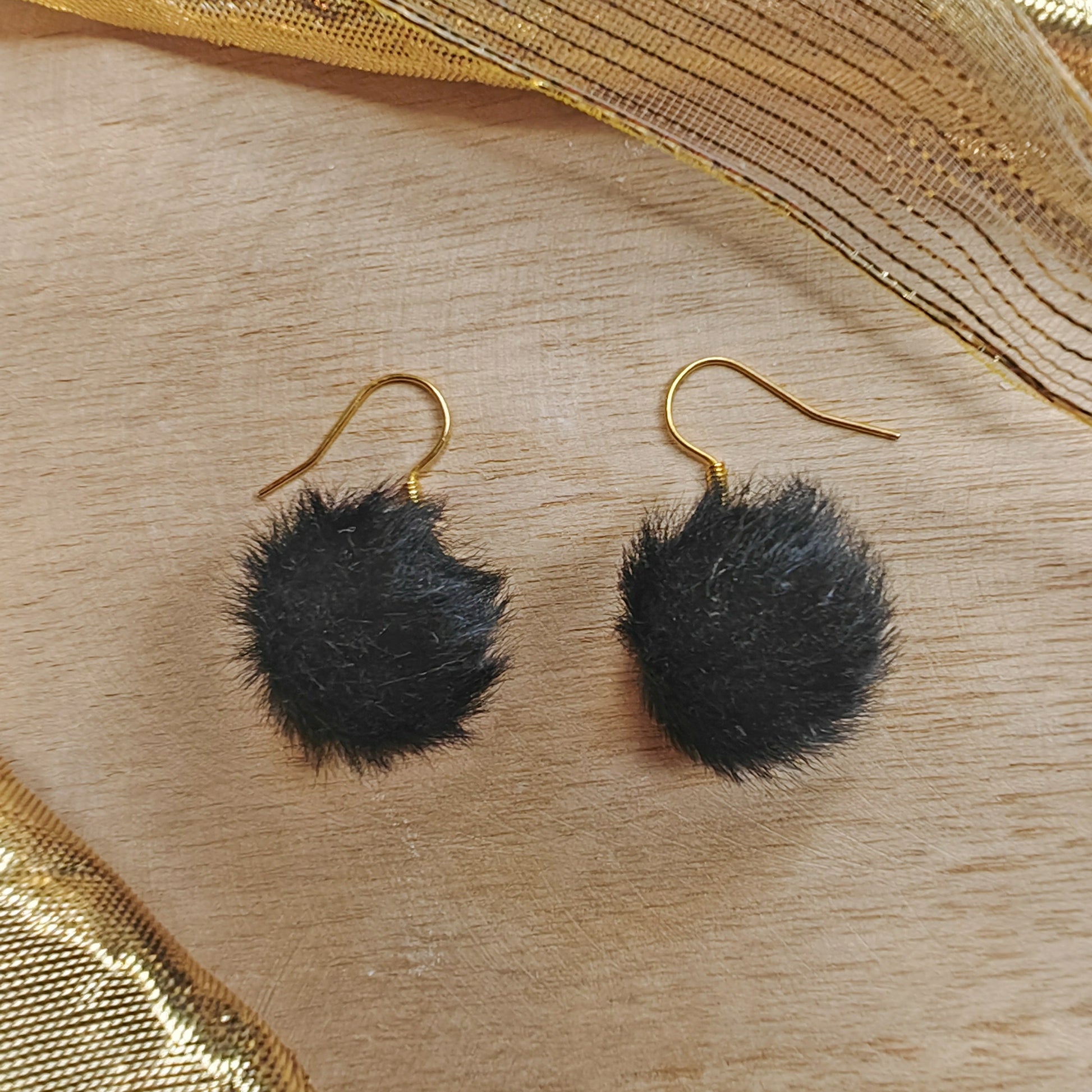 boucles d'oreilles petits pompons poilus noir