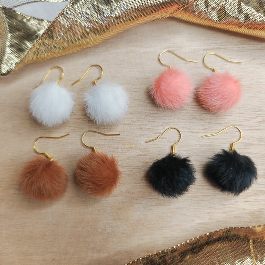 boucles d'oreilles petits pompons poilus