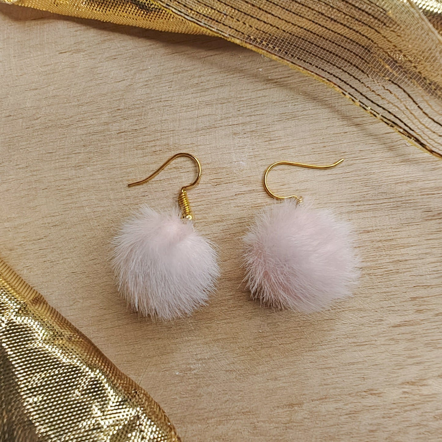 boucles d'oreilles petits pompons poilus rose clair