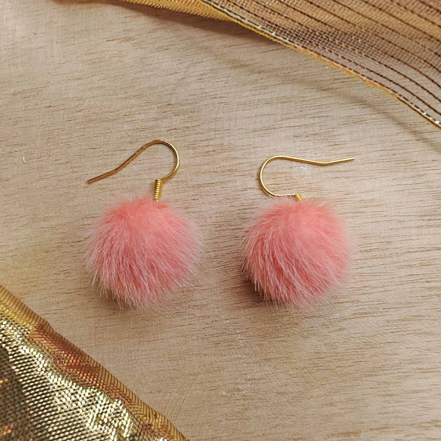 boucles d'oreilles petits pompons poilus rose corail