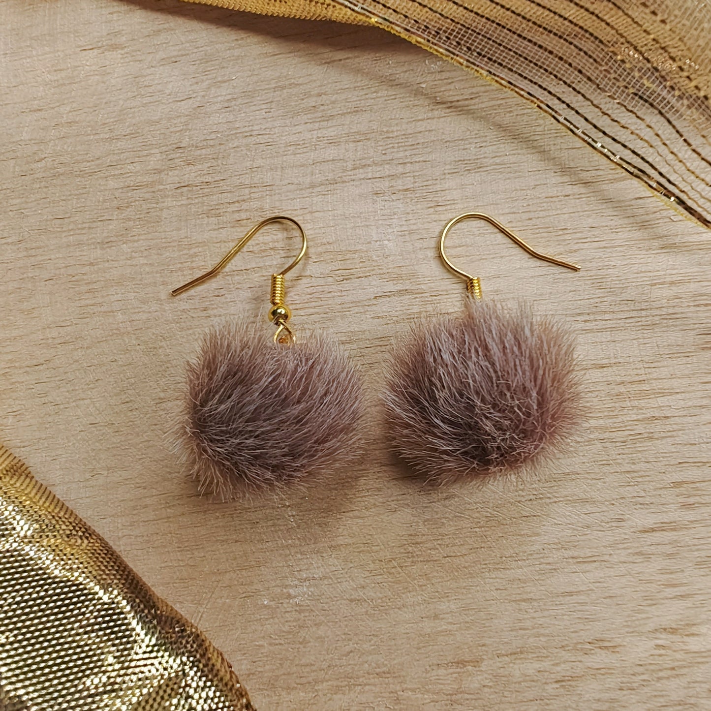 boucles d'oreilles petits pompons poilus taupe